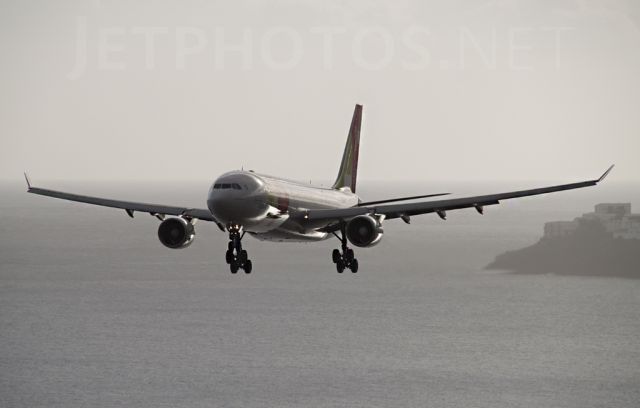 Airbus A330-300 (CS-TOJ)