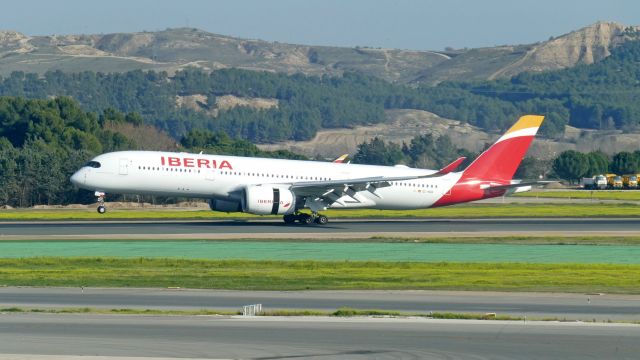 Airbus A350-900 (EC-NDR) - Rwy 32L.