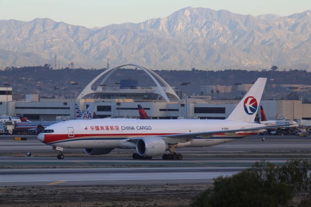 BOEING 777-200LR (B-2083)