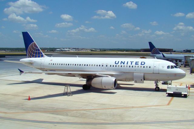 Airbus A320 (N483UA)