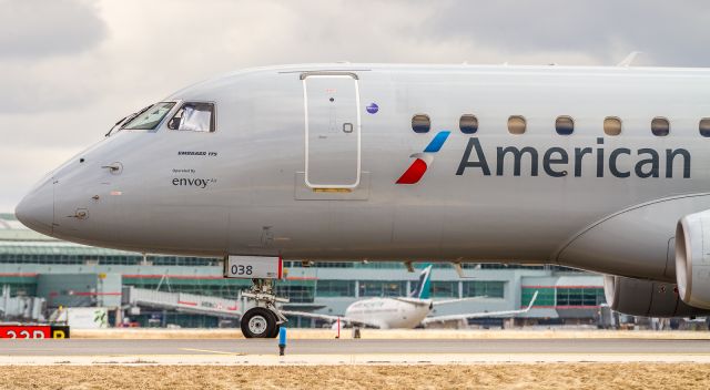 Embraer 175 (N238NN)