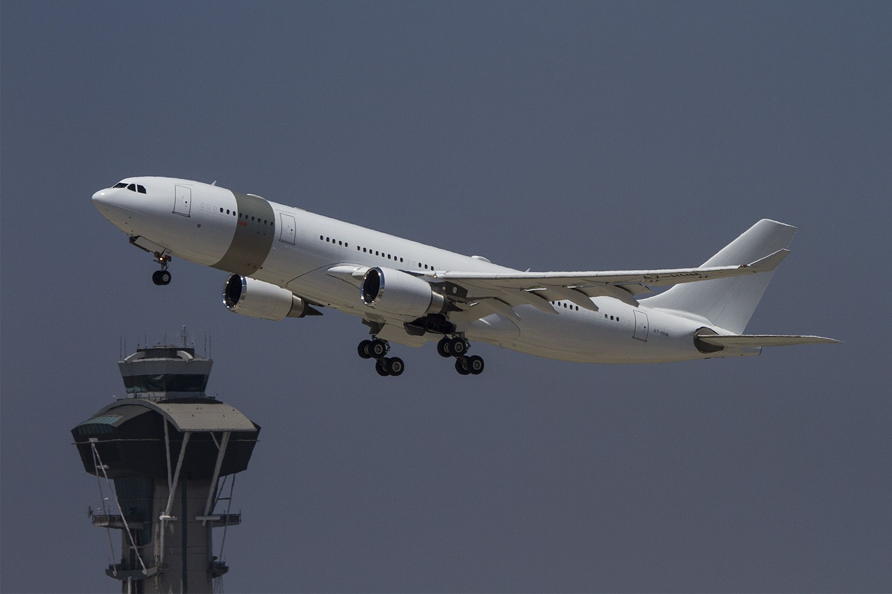 Airbus A330-200 (A7-HHM)