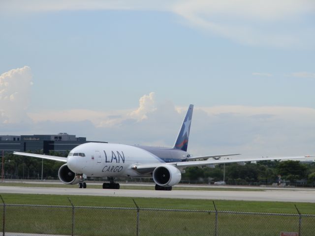 BOEING 777-200LR (N776LA)