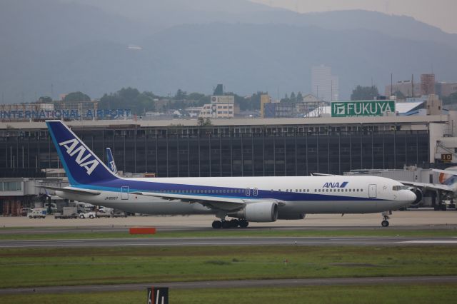 BOEING 767-300 (JA8567)