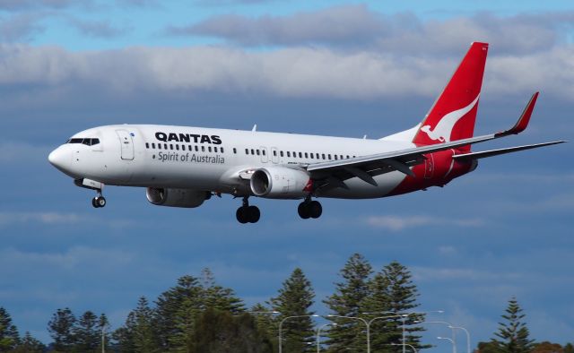 Boeing 737-700 (VH-VYH) - Coming in to land at Adelaide International Airport - runway 05. Picture taken from Tapleys Hill Road viewing area.