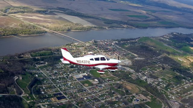 Piper Cherokee (N24372) - Flying over Hermann, MO