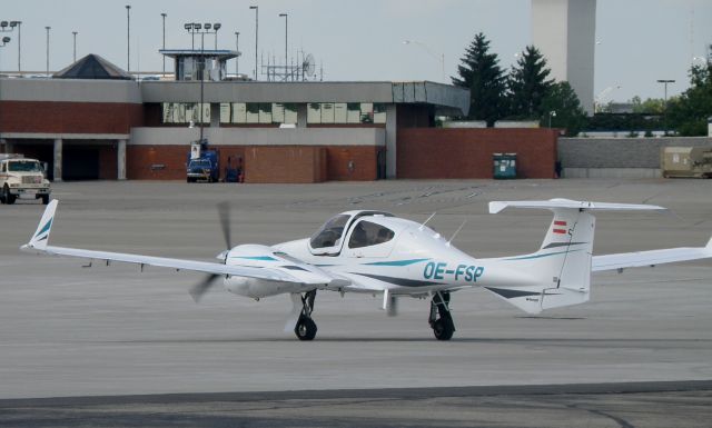 Diamond Twin Star (OE-FSP) - Diamond Twinstar (OE-FSP) taxis to the active at Blue Grass Airport (KLEX)...