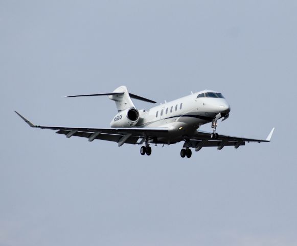 Canadair Challenger 350 (N590CV)