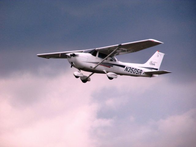 Cessna Skyhawk (N3505R) - Taking off RWY 26R