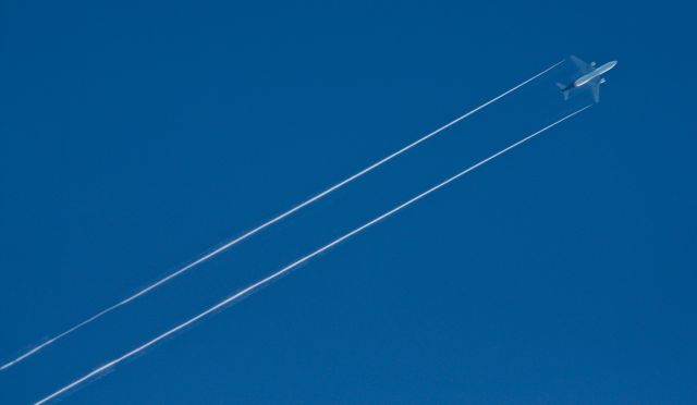 Airbus A300F4-600 (N142UP) - UPS2112 descends heading north to KJFK over the Atlantic Coast, displaying wingtip vortices