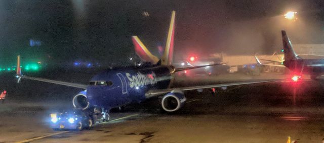 Boeing 737-700 (N913WN) - Main terminal, Portland International Airport