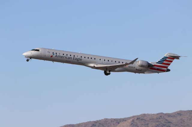 Canadair Regional Jet CRJ-900 (N242LR)