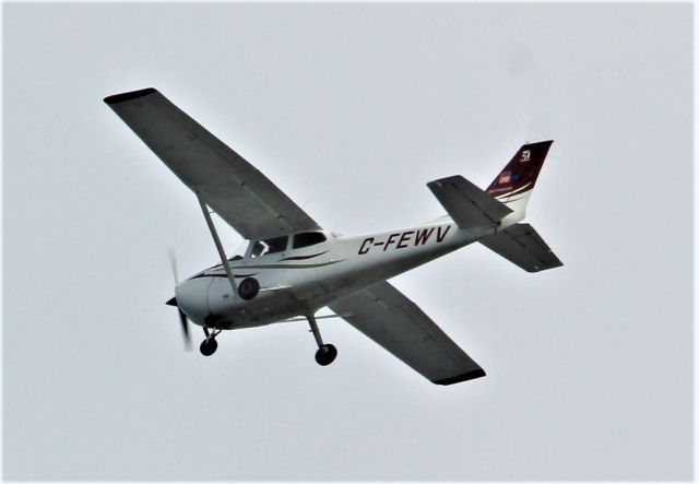 Cessna Skyhawk (C-FEWV) - C-FEWV Cessna Skyhawk 172-Lbr /Aerospace Marketing Inc. suvolant la ville de Lavaltrie QC. le -4-07-2022 à 15:46.