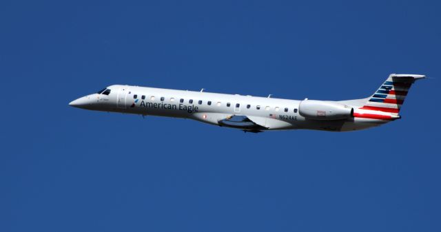 Embraer ERJ-145 (N624AE) - On final is this 1999 American Eagle Embraer ERJ-145LR in the Winter of 2020.