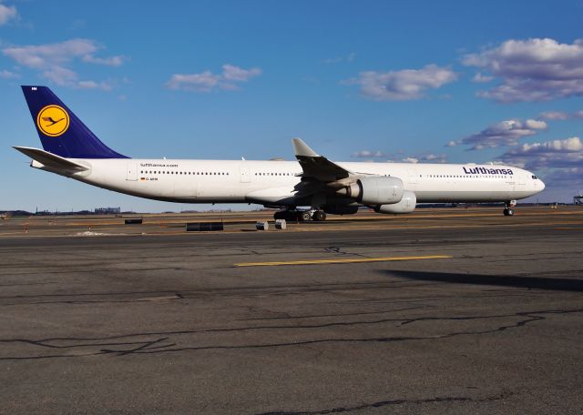Airbus A340-300 (D-AIHH) - 33L with ATIS ROMEO....expect RWY33L-  taxi via B,C,cross 4L,hold short 4R !