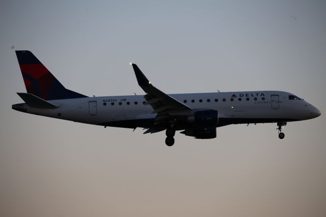 EMBRAER 175 (long wing) (N247SY)