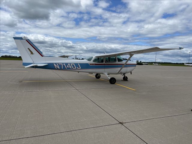 Cessna Skyhawk (N7140J) - Sunny day out at the ramp before taking up N7140J for a quick flight around the Fox Cities. 