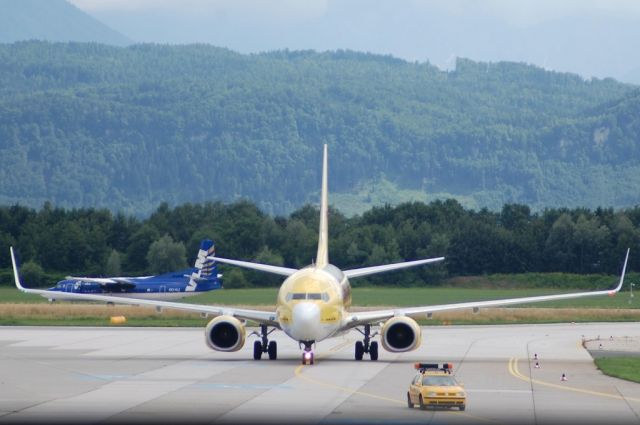 Boeing 737-700 (D-AHXF)