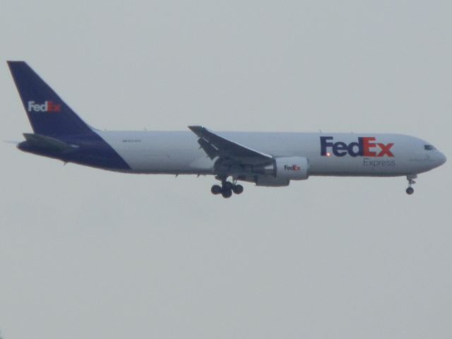 BOEING 767-300 (N174FE)