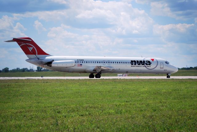 Douglas DC-9-10 (NDC9) - Waiting patiently for take-off on rwy 22R.