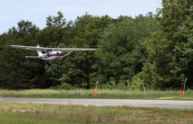 Cessna Skyhawk (N7348G) - The fine art of banner towing.