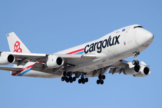 Boeing 747-400 (LX-WCV) - Feb. 19, 2012 - short final for 14R