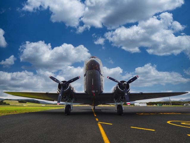 Douglas DC-3 (VH-TMQ)