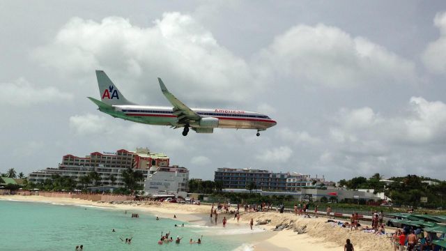 Boeing 737-800 (N808NN)