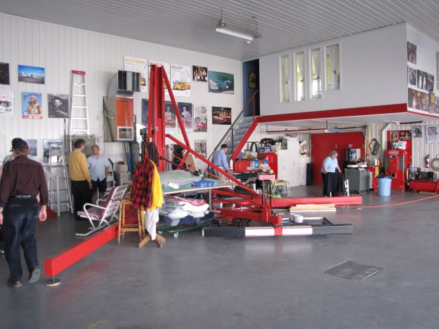 — — - Salon de laviation virtuelle du Québec QC Aéroport de Lachute CSE4 Hangar br /de réparation et dentretiens daéronefs. 25-04-2009.