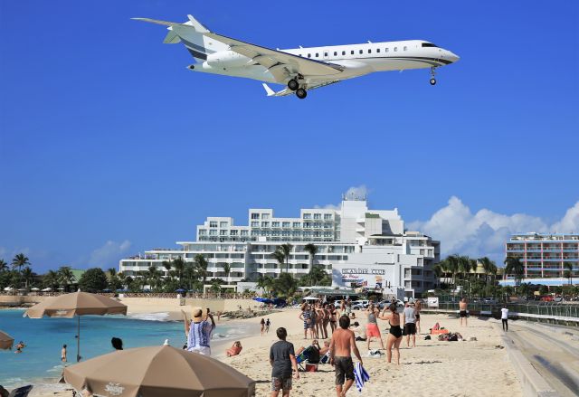 Bombardier Global Express (LX-FLY)