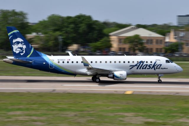 Embraer 175 (N174SY)