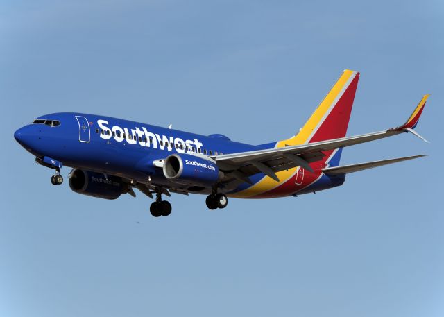 Boeing 737-700 (N7862B)