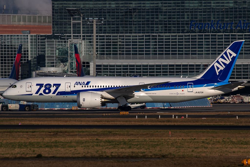 Boeing 787-8 (JA823A) - 1 kilometer away!!!