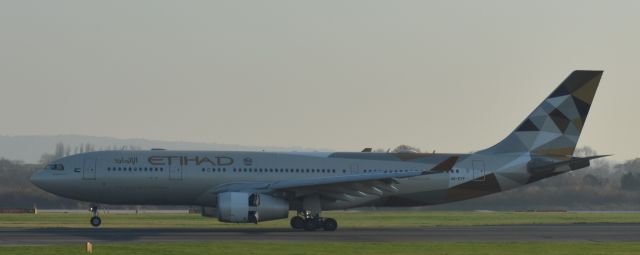 Airbus A330-300 (A6-EFY) - RUNWAY VISTOR CENTER AT MANCHESTER AIRPORT 