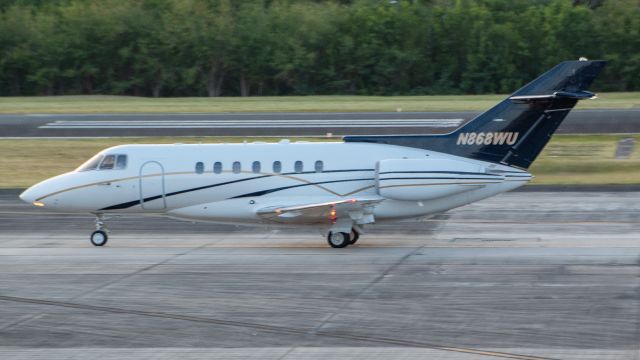 Hawker 1000 (N868WU) - Taxing for departure 