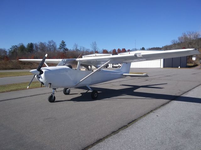 Cessna Skyhawk (N27CS) - Upside down