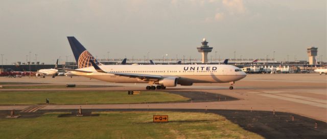 BOEING 767-300 (N654UA) - 9/11/19 taxiing out to rwy 30