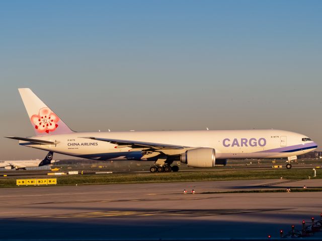 BOEING 777-200LR (B-18775)