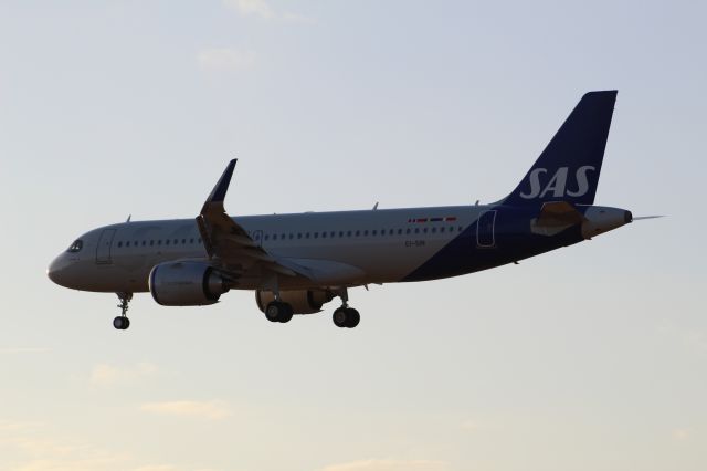 Airbus A320neo (EI-SIN) - A SAS Scandinavian A320neo on final approach into LHR, landing on runway 27L.br /br /Location: Myrtle Avebr /Date: 02.08.22 (dd/mm/yy)