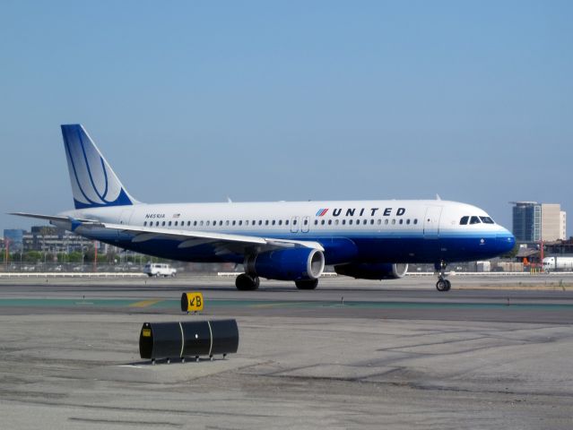 Airbus A320 (N451UA)