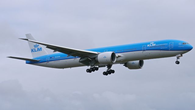 BOEING 777-300 (PH-BVN) - BOE566 on final to Rwy 16R to complete a flight test on 3/11/15. (ln 1280 / cn 44549).