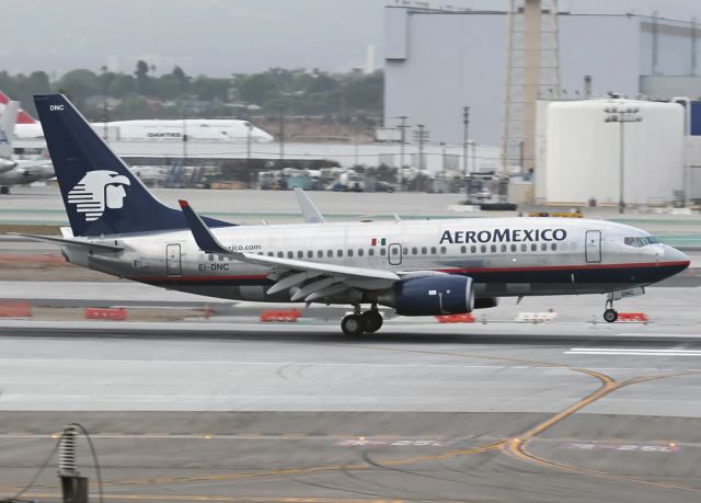 Boeing 737-700 (EI-DNC)