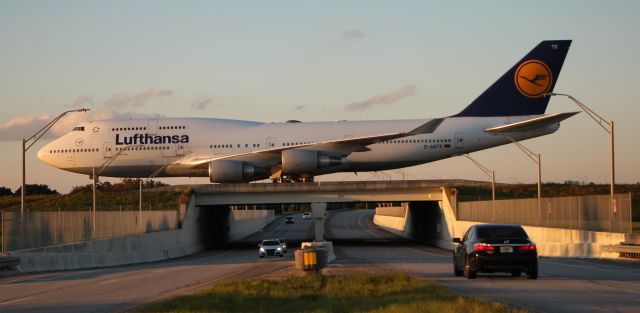 Boeing 747-400 (D-ABTK) - 10/08/22 taxiing on the Juliet bridge inbound from FRA