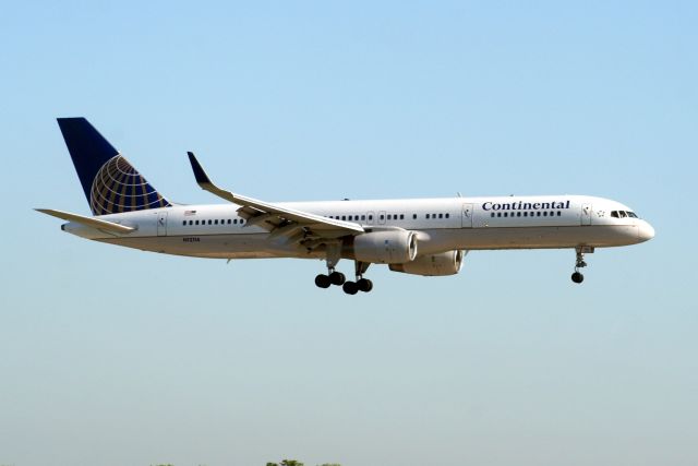 Boeing 757-200 (N12114) - On short finals for R09L operating flight COA110 from KEWR.