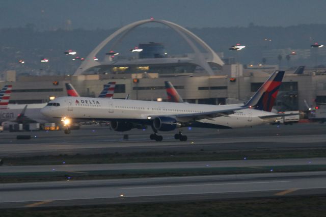 BOEING 757-300 (N587NW)