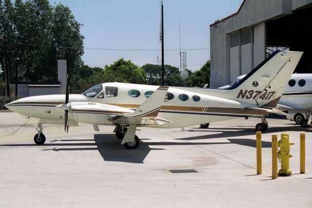 Cessna 421 (N37417) - Seen here in Jun-02.