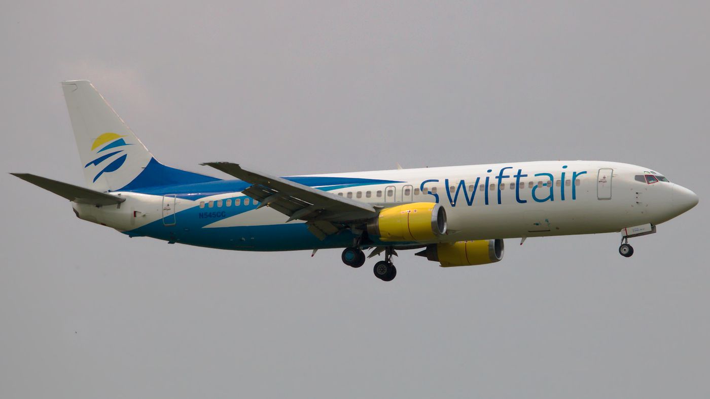 BOEING 737-400 (N545CC) - Rare visitor to YYZ, unfortunately under subpar lighting conditions. Aug 18 2018
