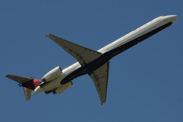 McDonnell Douglas MD-90 (N957DN) - Neat to have been able to shoot this aircraft at two differant airports in the past few weeks.