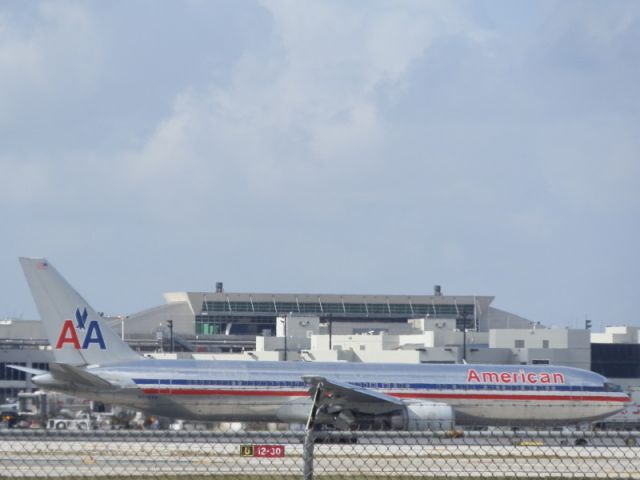 BOEING 767-300 (N348AN)