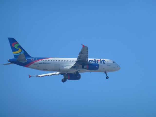 Airbus A320 — - Extreme planespotting from 4th floor of a hotel, that was about 1.5 miles away from LaGuardia